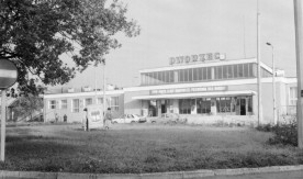 Chełm Lubelski, widok budynku dworcowego od strony miasta, 27.09.1986. Fot....